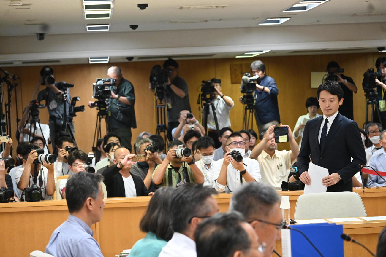 兵庫県議会の調査特別委員会の証人尋問に出頭した斎藤元彦兵庫県知事（撮影・松浦隆司）