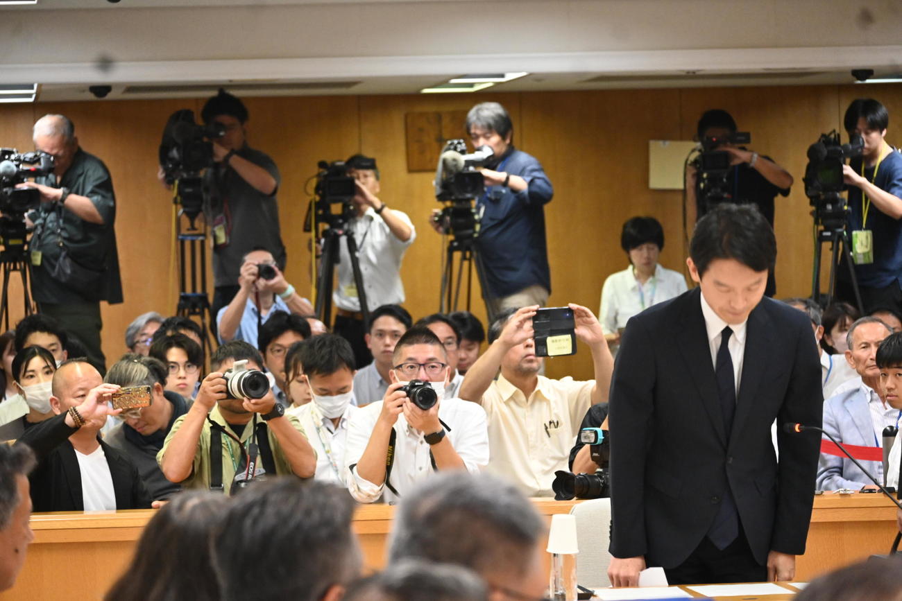 兵庫県議会の調査特別委員会の証人尋問に出頭した斎藤元彦兵庫県知事（撮影・松浦隆司）