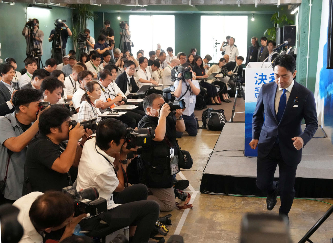 自民党総裁選への出馬を表明した小泉進次郎元環境相の記者会見には大勢の報道陣が詰め掛けた（撮影・小沢裕）