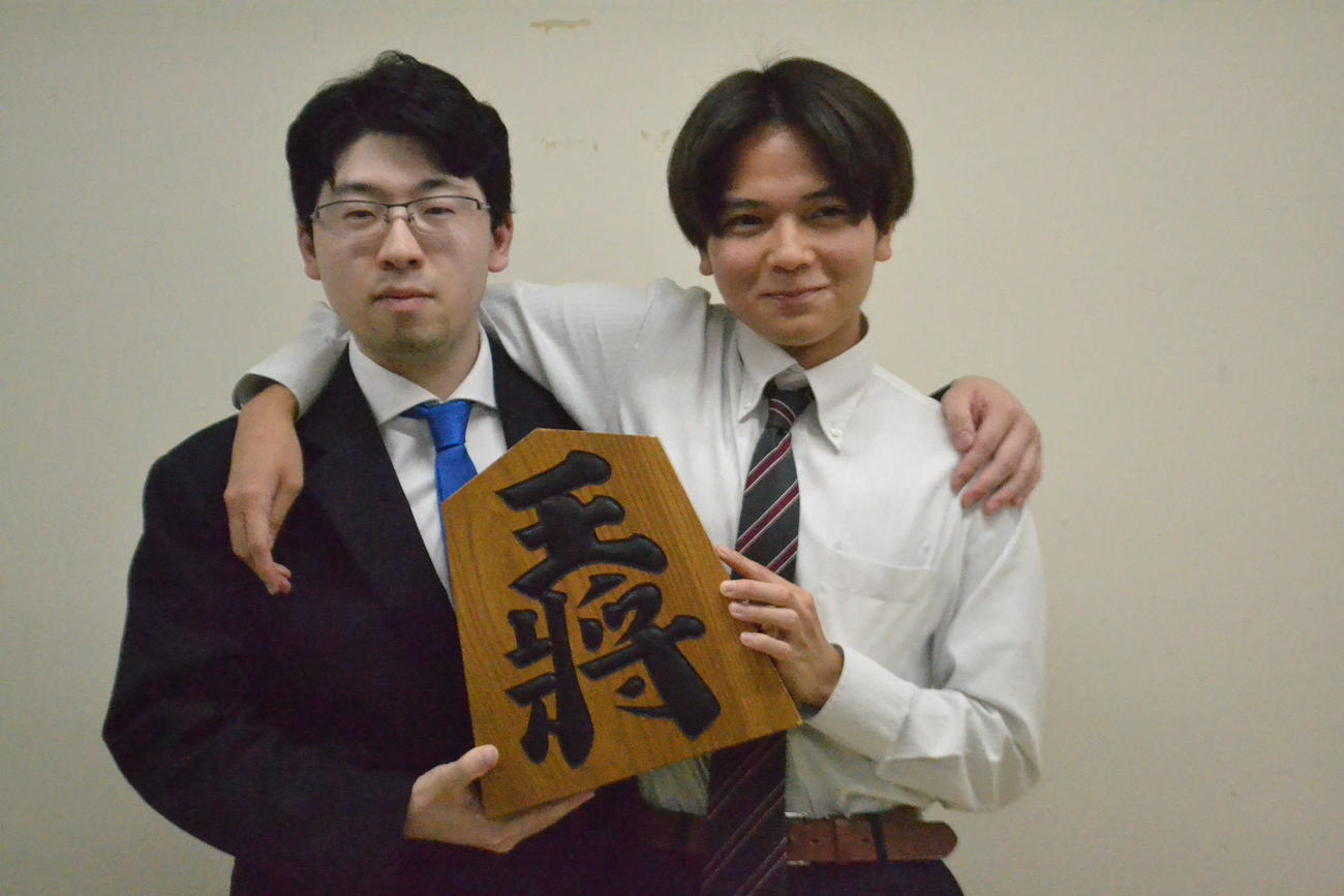 奨励会三段リーグを突破して10月1日付でプロデビューする獺ケ口笑保人新四段（左）と吉池隆真新四段（右）