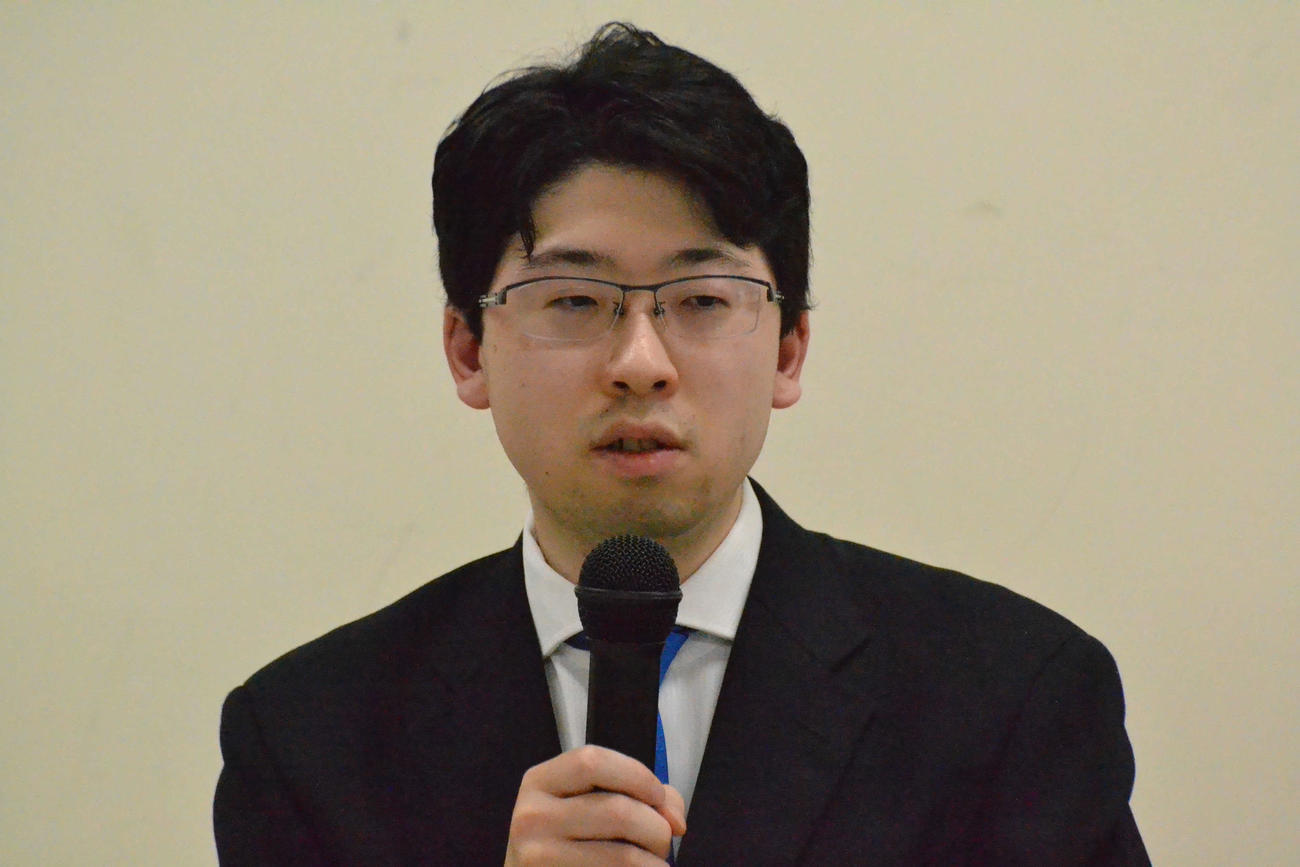 奨励会三段リーグを突破して記者会見に臨む獺ケ口笑保人新四段