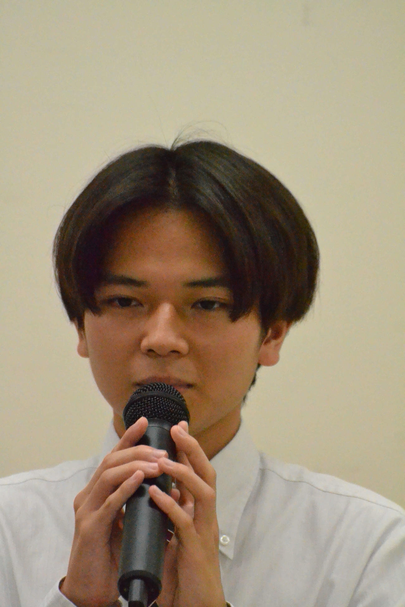 奨励会三段リーグを突破して記者会見に応じる吉池隆真新四段