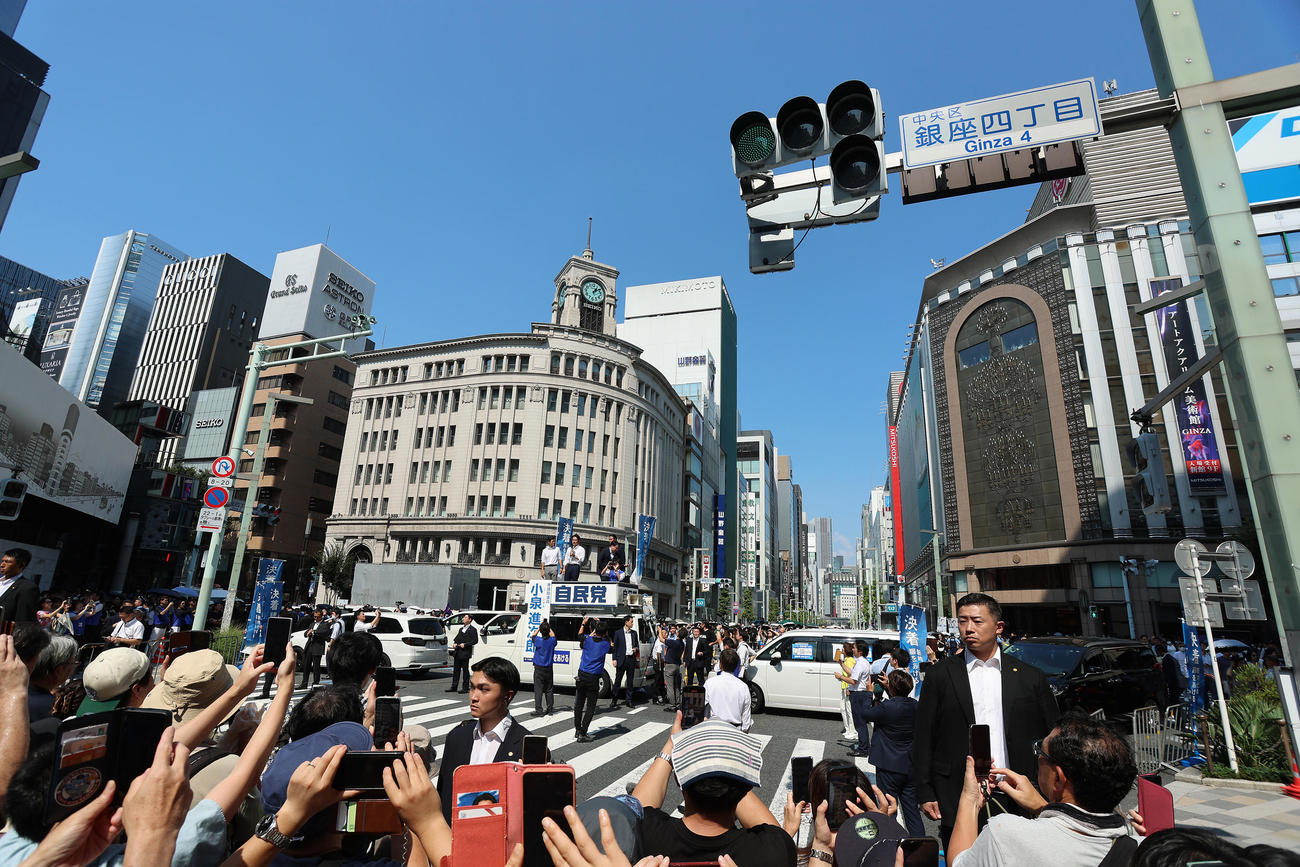 銀座四丁目交差点で街頭演説する小泉進次郎元環境相（車上左から2人目）（撮影・中島郁夫）