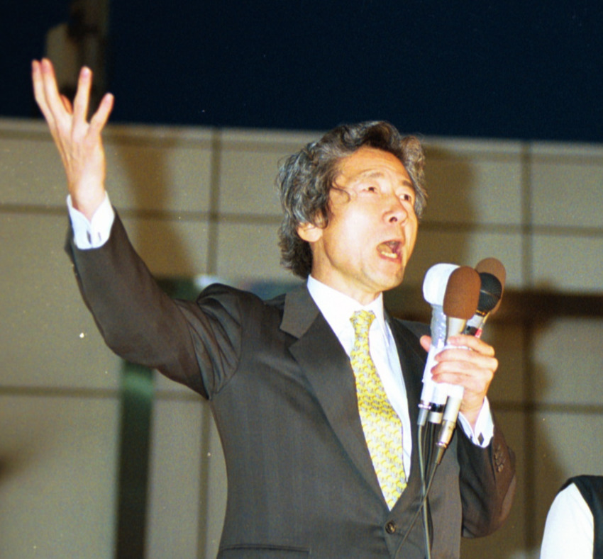 01年4月、身ぶり手ぶりをまじえ演説する小泉純一郎氏