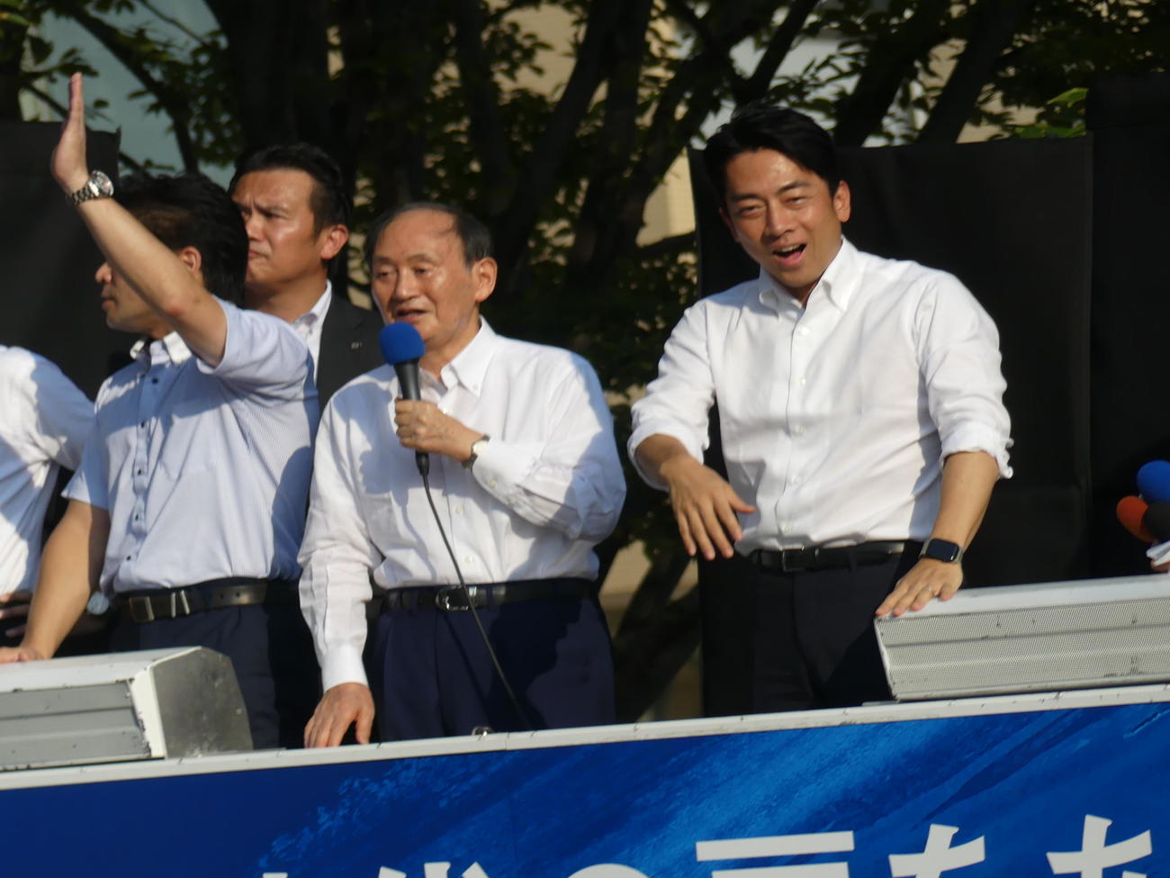 小泉進次郎元環境相（右）の総裁選街頭演説に応援に駆けつけた菅義偉前首相（撮影・中山知子）