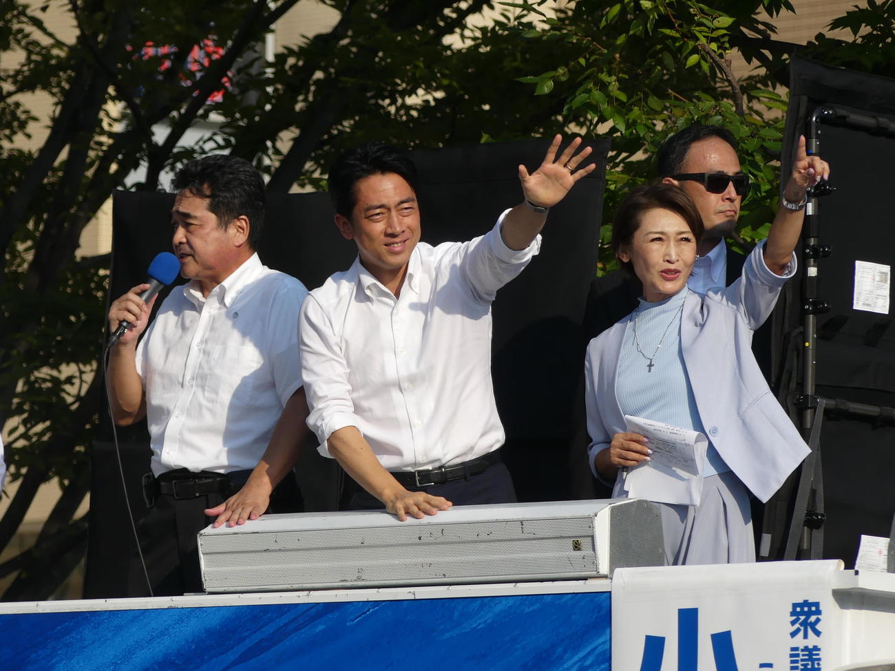 総裁選の街頭演説で支援に手を振る小泉進次郎元環境相。右は三原じゅん子参院議員（撮影・中山知子）