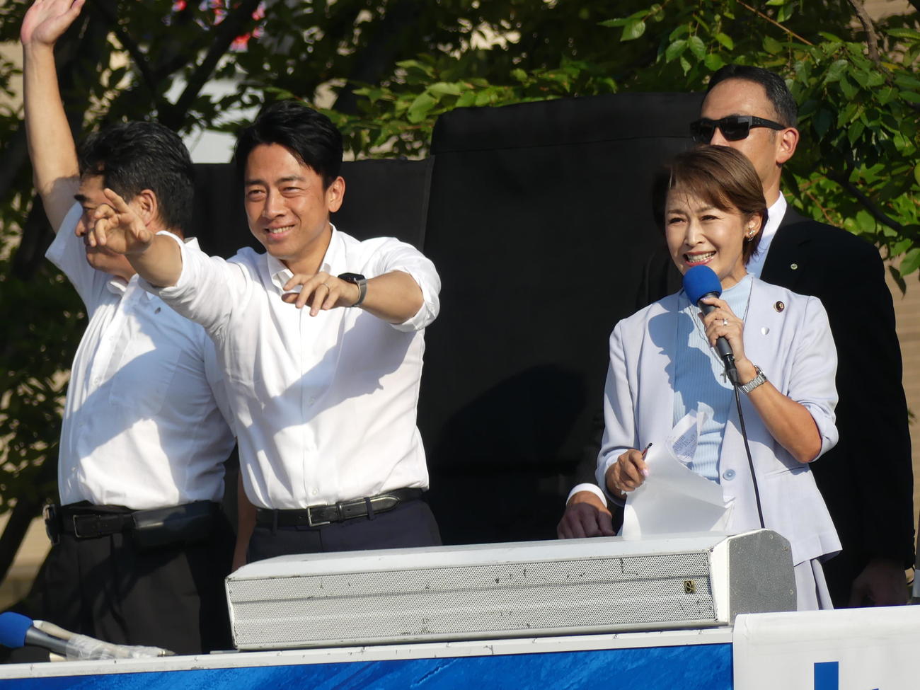 総裁選の街頭演説で支援に手を振る小泉進次郎元環境相。右は三原じゅん子参院議員（撮影・中山知子）