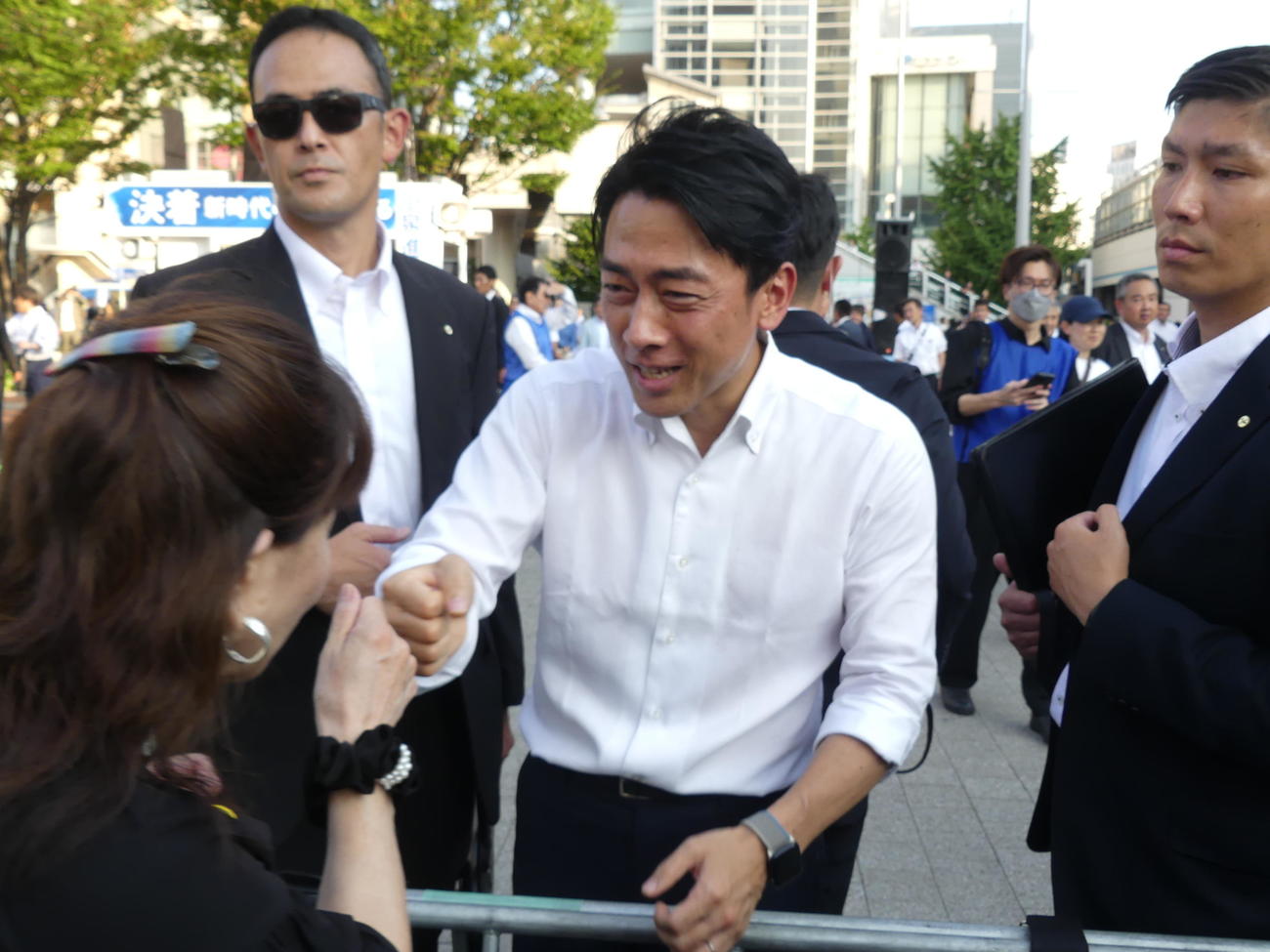 総裁選の街頭演説後、聴衆とグータッチをする小泉進次郎元環境相（撮影・中山知子）