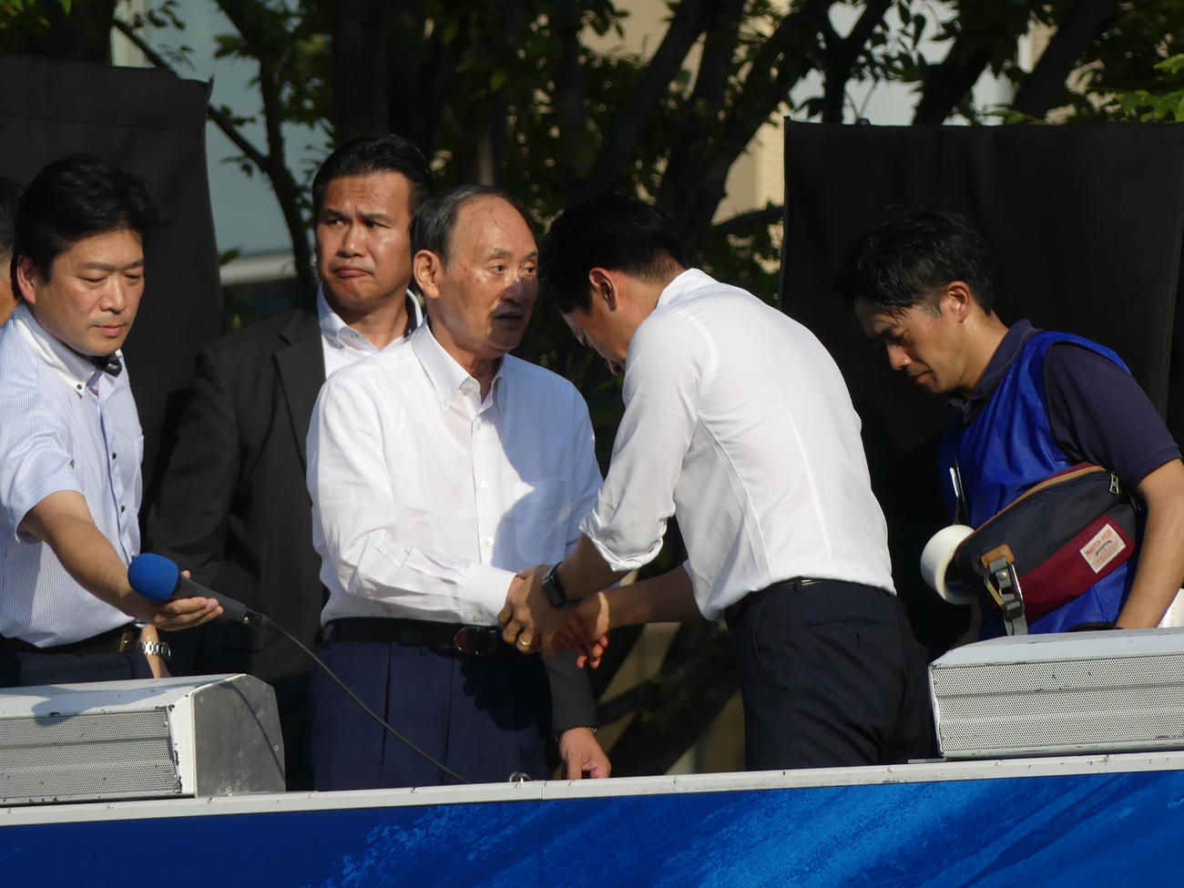 総裁選の街頭演説で応援に入った菅義偉前首相（左）に頭を下げる小泉進次郎元環境相（撮影・中山知子）