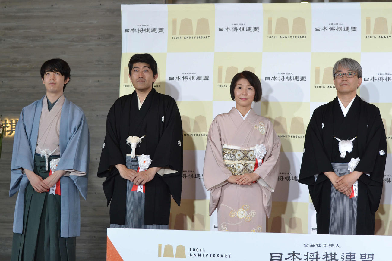 新将棋会館お披露目式で撮影に応じた、左から藤井7冠、森内九段、清水女流七段、羽生会長（撮影・赤塚辰浩）