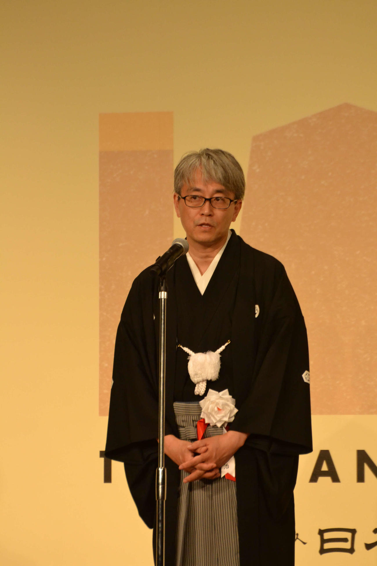 日本将棋連盟100周年記念式典であいさつする日本将棋連盟会長の羽生善治九段