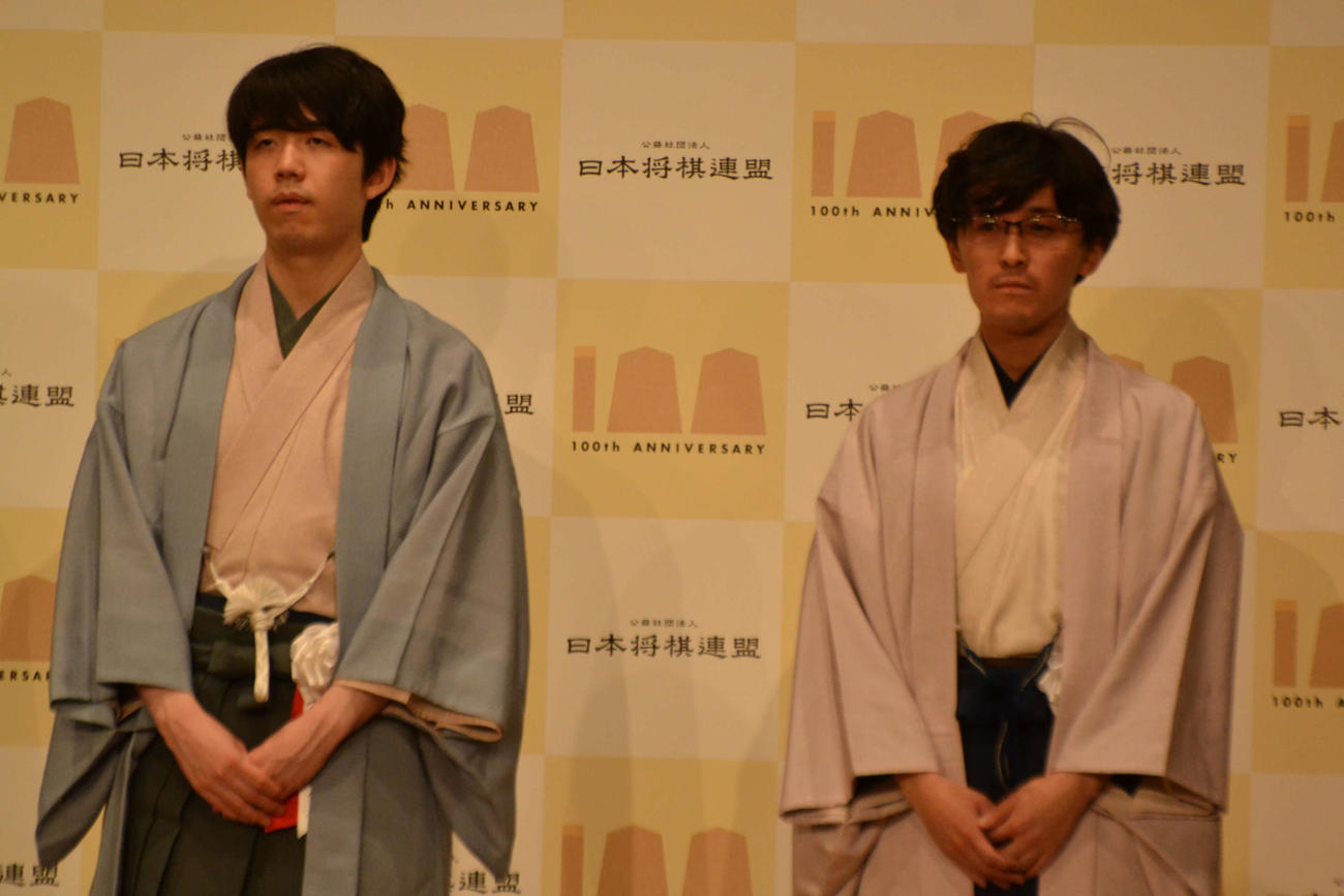 日本将棋連盟100周年記念式典の乾杯で登壇した藤井聡太7冠（左）と伊藤匠叡王（右）