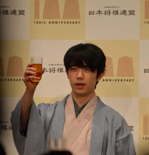 日本将棋連盟100周年記念式典の乾杯で登壇した藤井聡太7冠