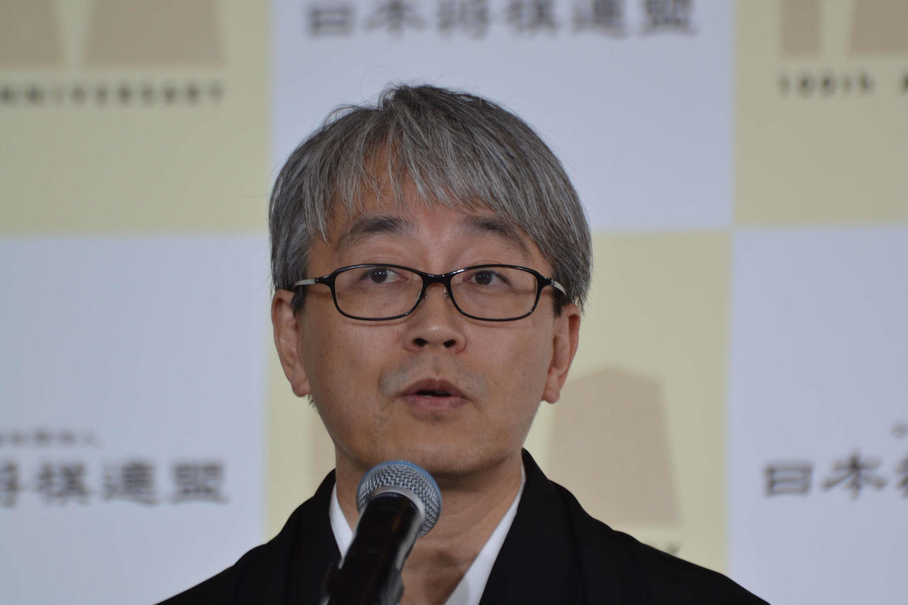 新会館のお披露目式であいさつする日本将棋連盟会長の羽生善治九段