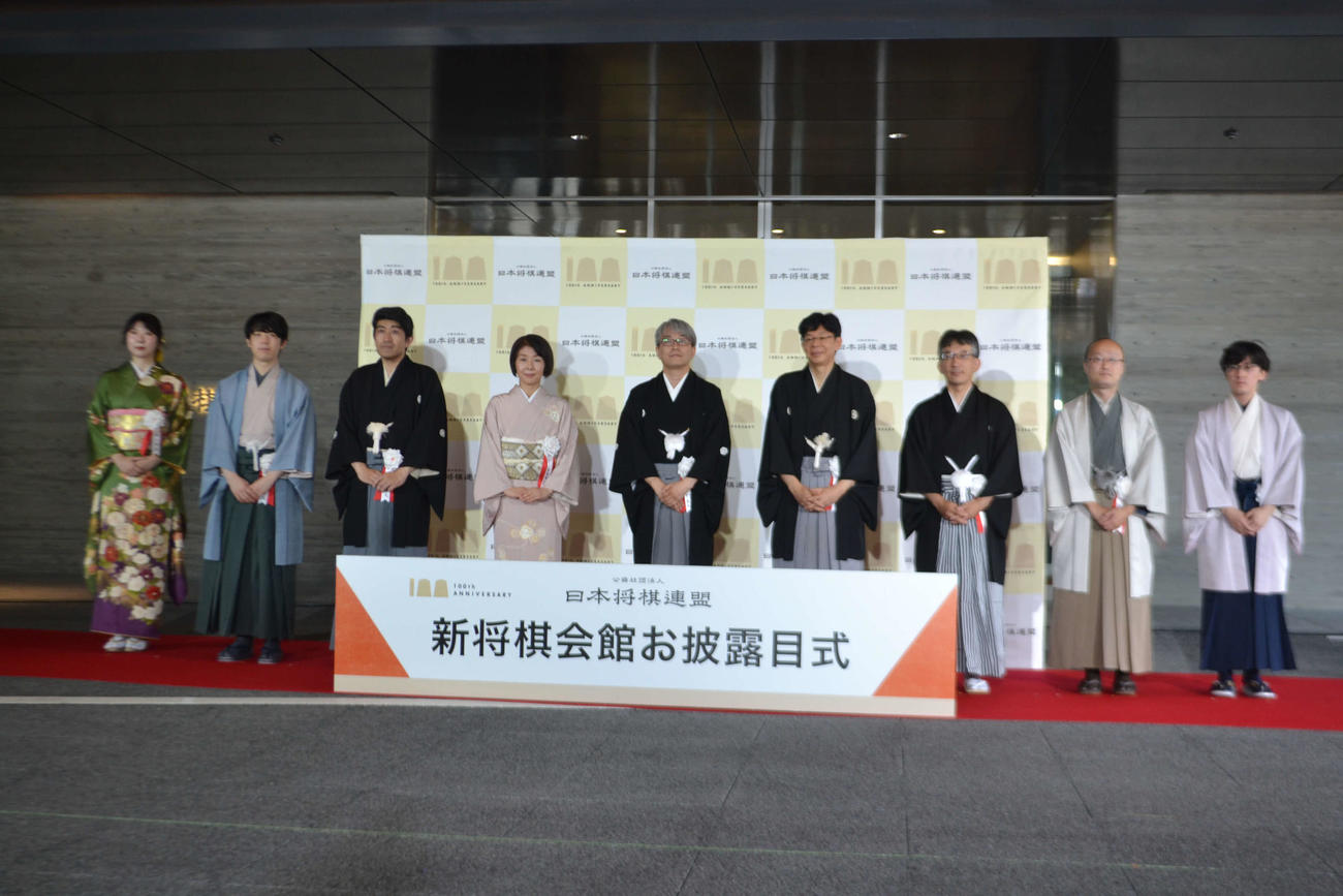 新将棋会館お披露目式で撮影に応じた西山朋佳女流3冠、藤井聡太7冠、森内俊之九段、清水市代女流七段、羽生善治会長、谷川浩司17世名人、佐藤康光九段、渡辺明九段、伊藤匠叡王（左から）