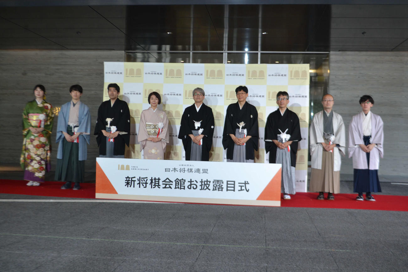 新将棋会館お披露目式で撮影に応じた西山朋佳女流3冠、藤井聡太7冠、森内俊之九段、清水市代女流七段、羽生善治会長、谷川浩司17世名人、佐藤康光九段、渡辺明九段、伊藤匠叡王（左から）