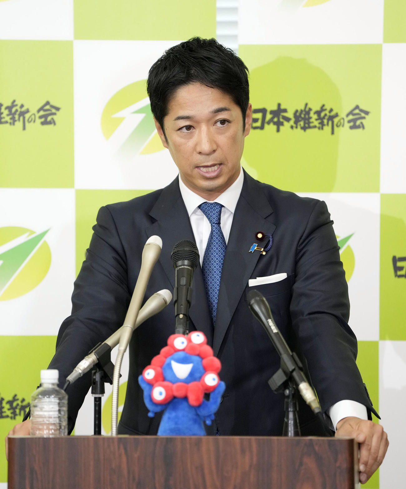 国会内で記者会見する日本維新の会の藤田幹事長。斎藤元彦兵庫県知事に対し辞職と出直し選挙を要求する方針を決めたと明らかにした（共同）