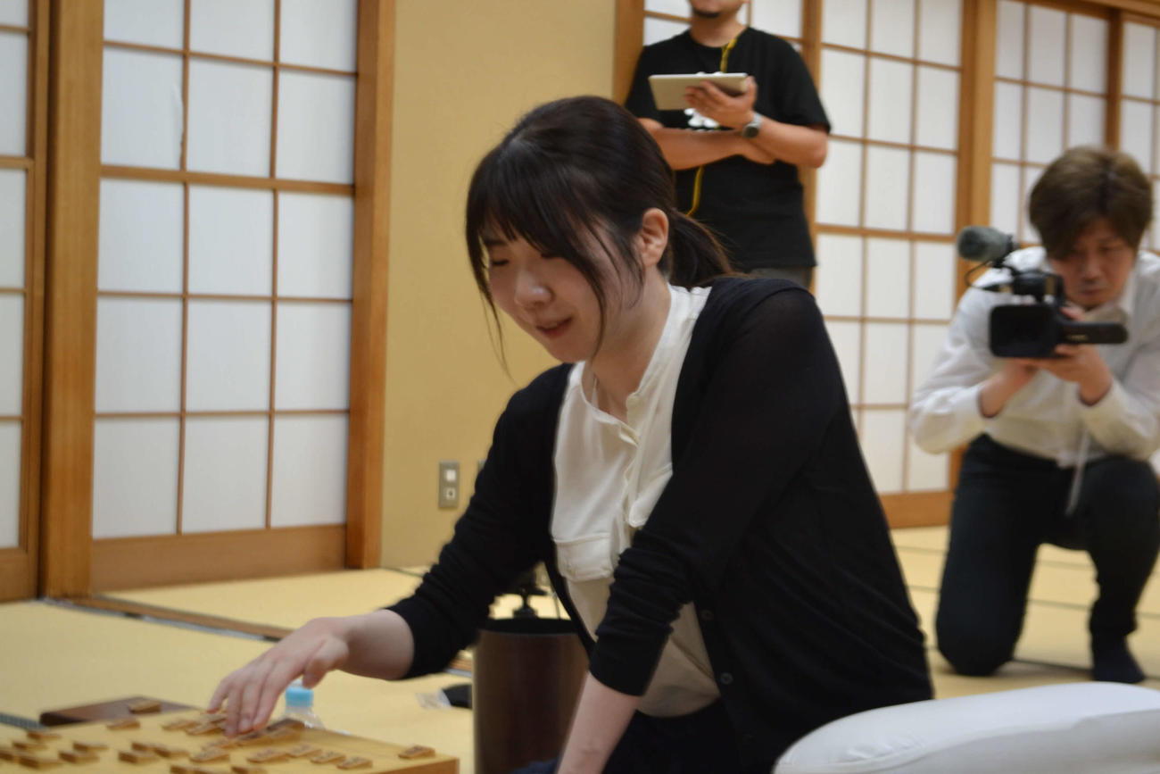 高橋佑二郎四段を下して編入試験合格に白星発進した西山朋佳女流3冠