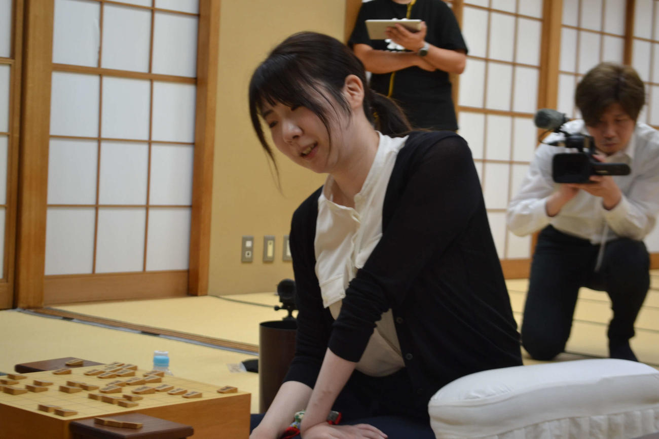 高橋佑二郎四段を下して編入試験合格に白星発進した西山朋佳女流3冠