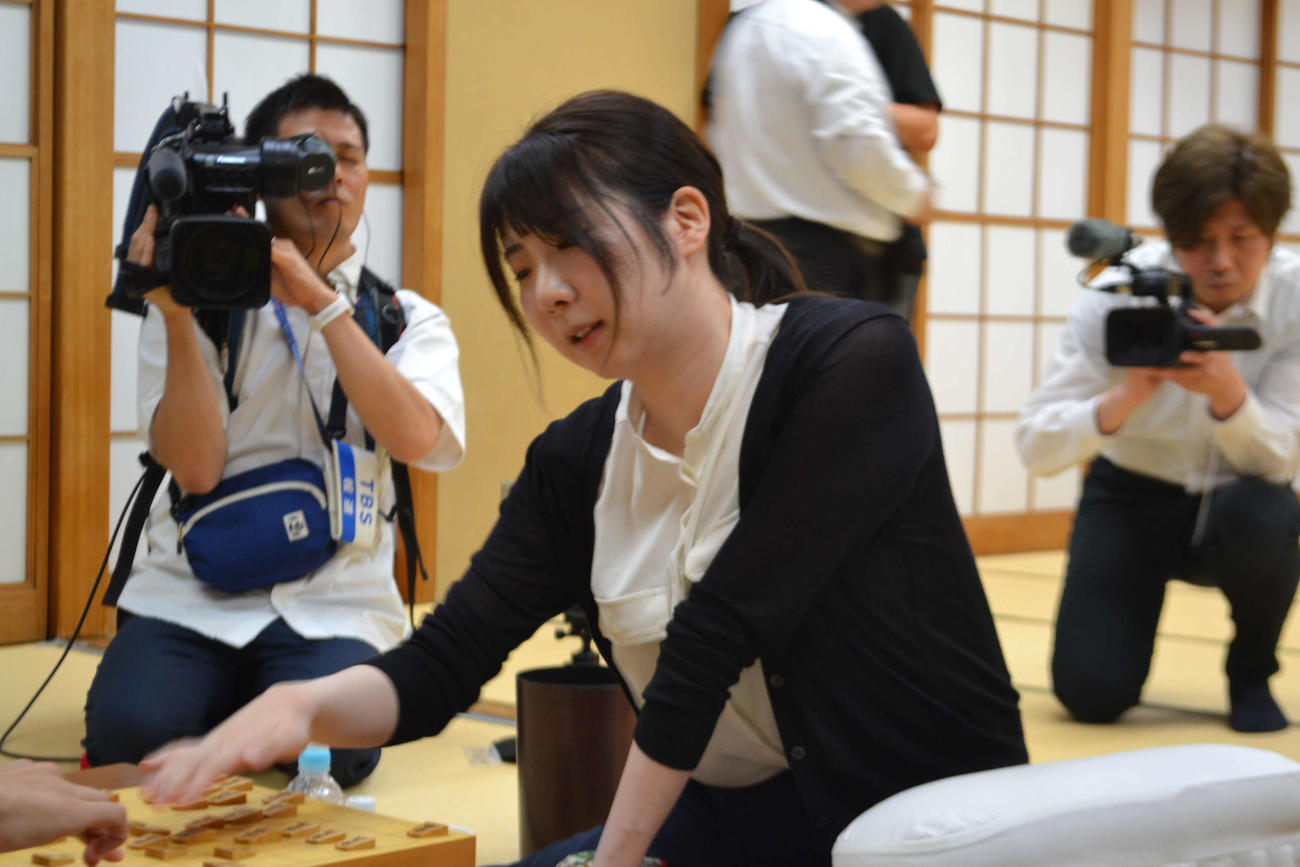 高橋佑二郎四段を下して編入試験合格に白星発進した西山朋佳女流3冠