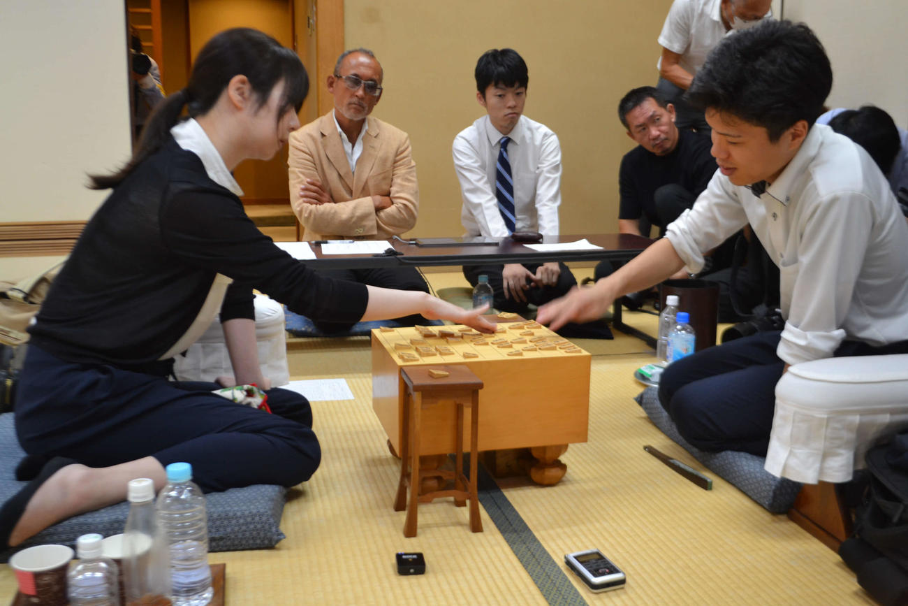 西山朋佳女流3冠（左）は高橋佑二郎四段を接戦の末に下して編入試験5番勝負第1局で白星発進