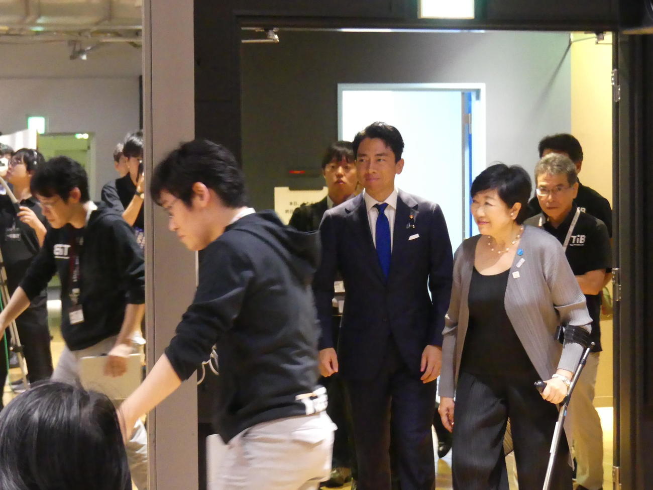 東京都のスタートアップ関連イベントに出席した小泉進次郎元環境相と小池百合子知事（右）（撮影・中山知子）