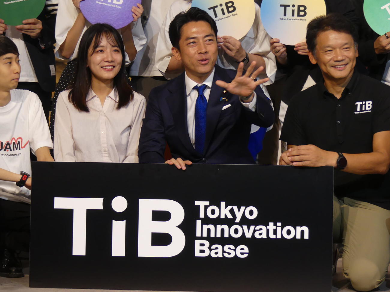 東京都のスタートアップ支援施設を視察し、車座集会に出席した関係者と写真撮影に応じる小泉進次郎氏。右は宮坂学副知事（撮影・中山知子）