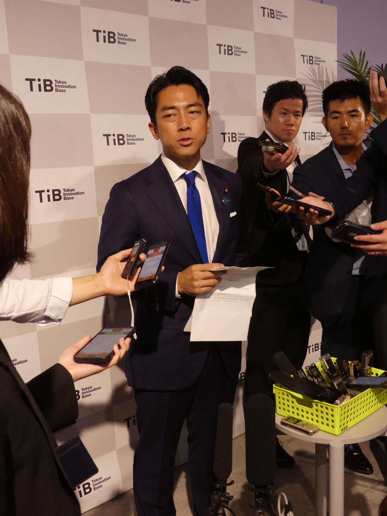 スタートアップ支援施設を視察後、取材に応じる小泉進次郎元環境相（撮影・中山知子）