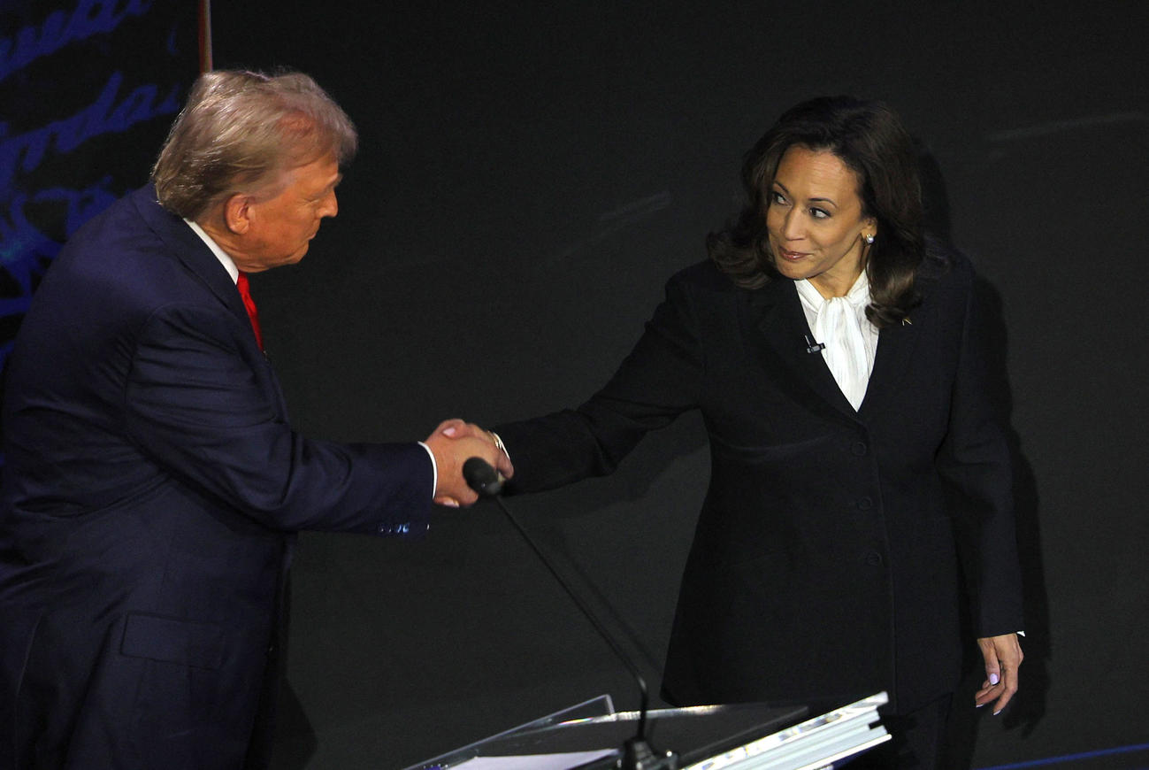 討論会に出席し、握手するドナルド・トランプ元大統領（左）とカマラ・ハリス副大統領（ロイター）