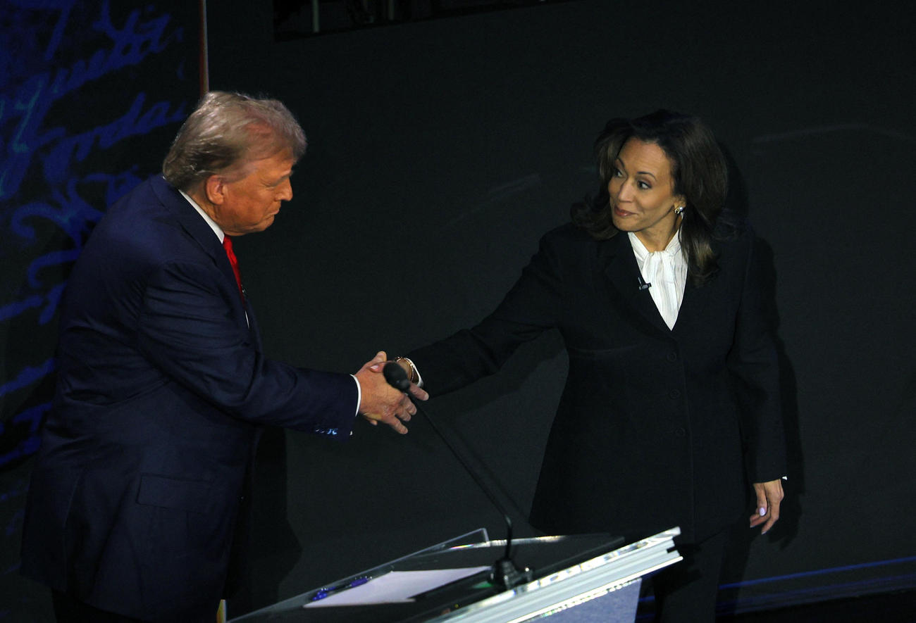 討論会に出席し、握手するドナルド・トランプ元大統領（左）とカマラ・ハリス副大統領（ロイター）