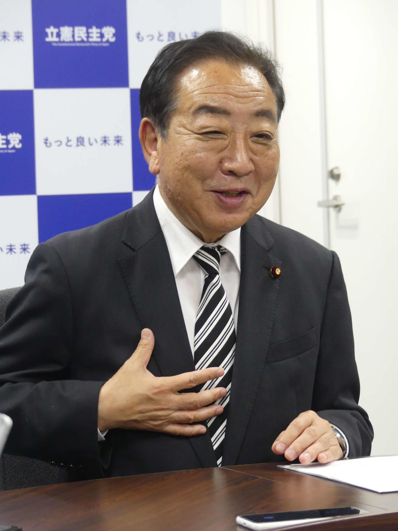 スポーツ紙合同インタビューに応じる立憲民主党の野田佳彦元首相（撮影・中山知子）