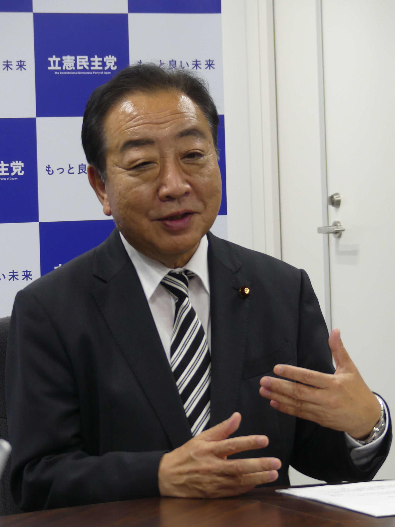 スポーツ紙合同インタビューに応じる立憲民主党の野田佳彦元首相（撮影・中山知子）