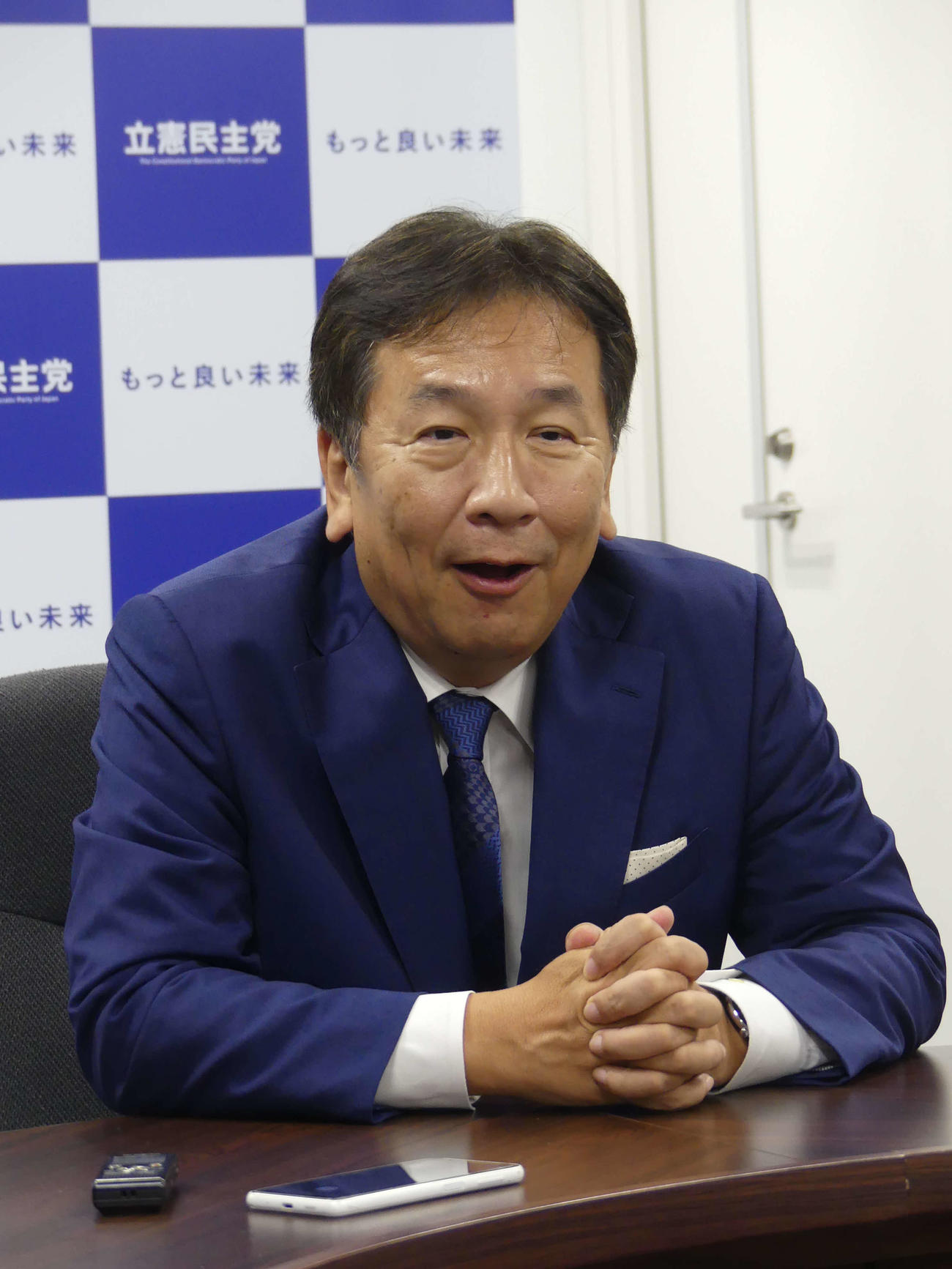 スポーツ紙合同インタビューに応じる立憲民主党の枝野幸男前代表（2024年9月9日撮影）