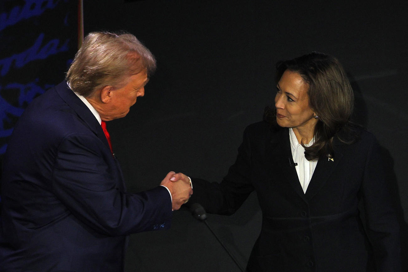 討論会に出席し、握手するドナルド・トランプ元大統領（左）とカマラ・ハリス副大統領（ロイター）