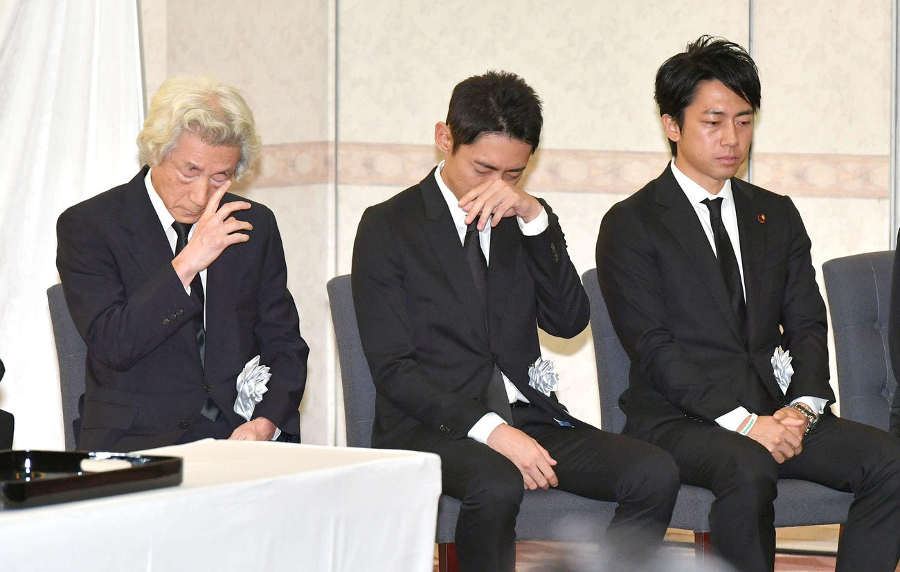 小泉道子さんお別れの会　「小泉道子さんお別れの会」で喪主あいさつを終え、涙を見せる小泉純一郎元首相（左）。右へ長男の孝太郎、次男で自民党農林部会長の進次郎氏（2016年8月撮影）