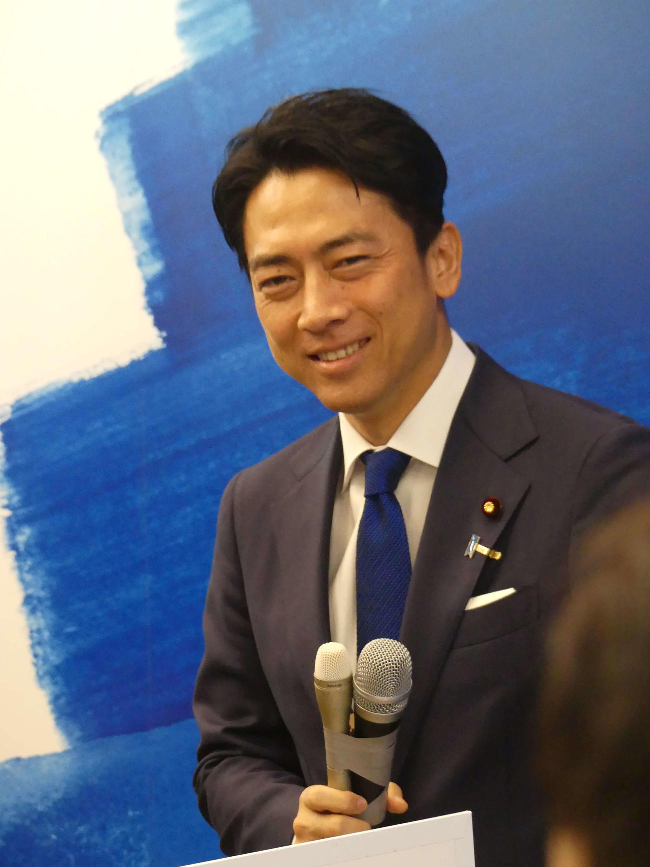 総裁選出陣式で支援議員らの声援に応じる小泉進次郎元環境相（撮影・中山知子）