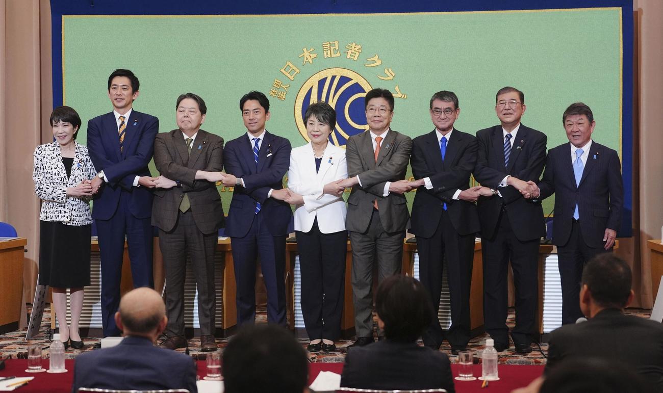 自民党総裁選の立候補者討論会で、記念写真に納まる（左から）高市経済安保相、小林前経済安保相、林官房長官、小泉元環境相、上川外相、加藤元官房長官、河野デジタル相、石破元幹事長、茂木幹事長（共同）