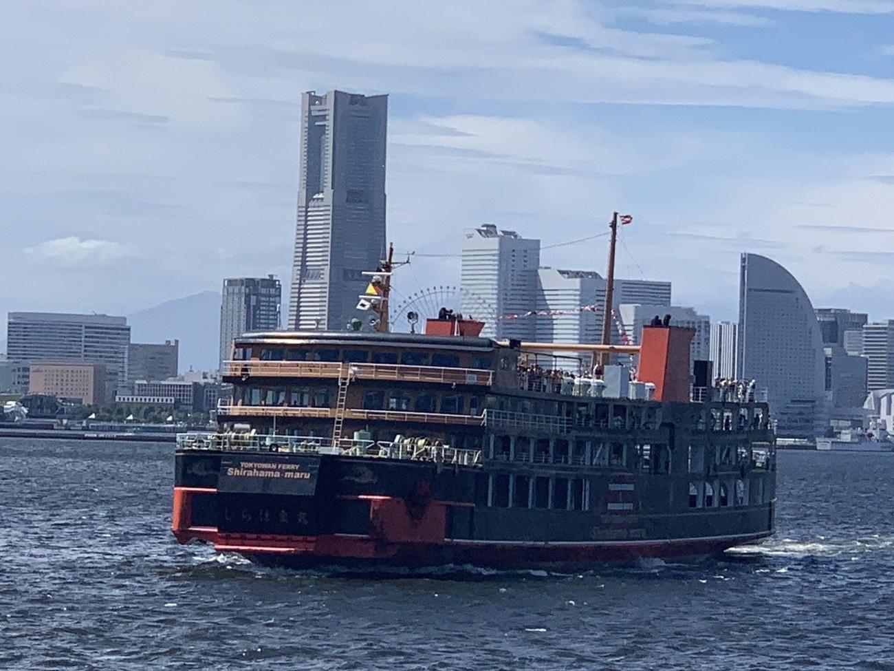 みなとみらい地区を背景に横浜港内を航行する「しらはま丸」