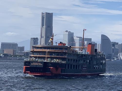 黒船”170年ぶり横浜港入り「ペリー来航170周年横浜港クルーズ」熱心な 