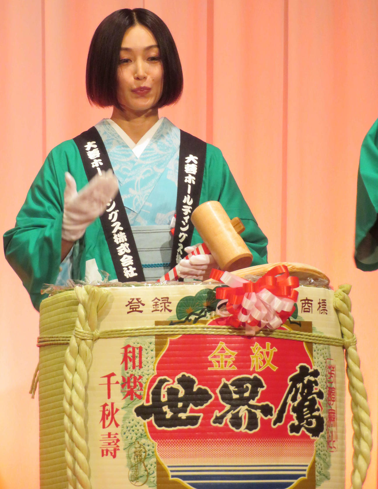 大蓉ホールディングスグループの創立30周年記念式典で鏡開きをする酒井法子（撮影・村上幸将）