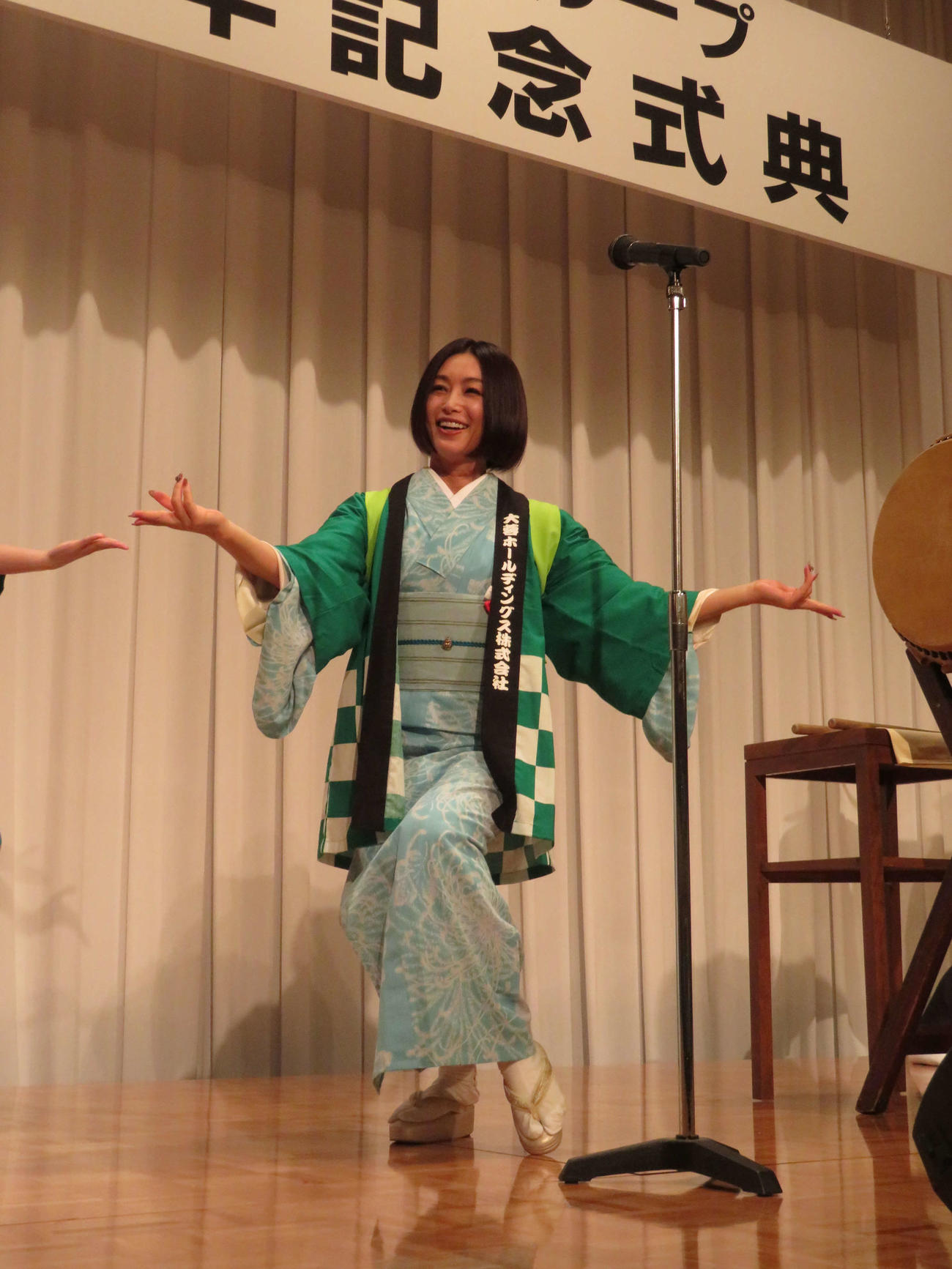 大蓉ホールディングスグループの創立30周年記念式典で令和版「のりピー音頭（法子バージョン）」披露する酒井法子（撮影・村上幸将）