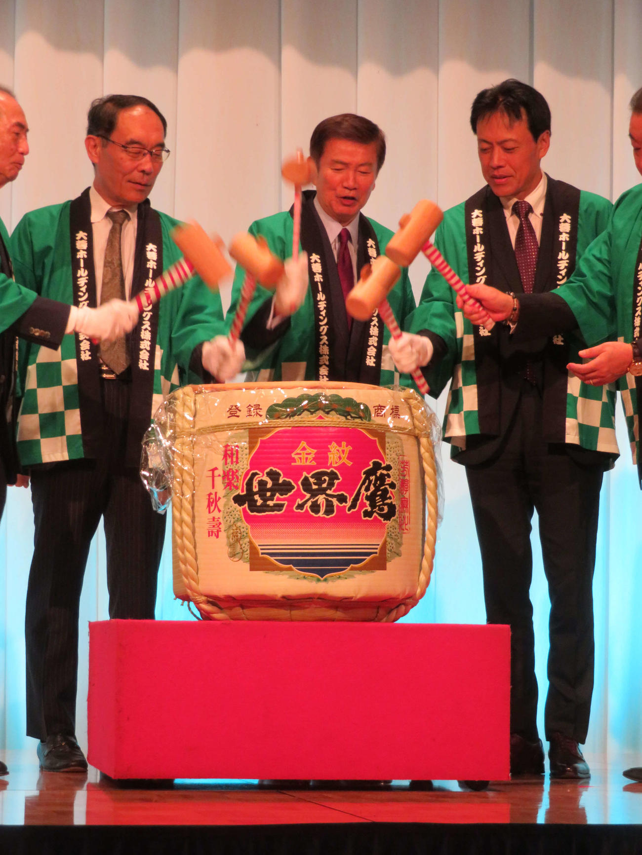 大蓉ホールディングスグループの創立30周年記念式典で鏡開きをする、埼玉県の大野元裕知事（左）と森田健作（中央）（撮影・村上幸将）
