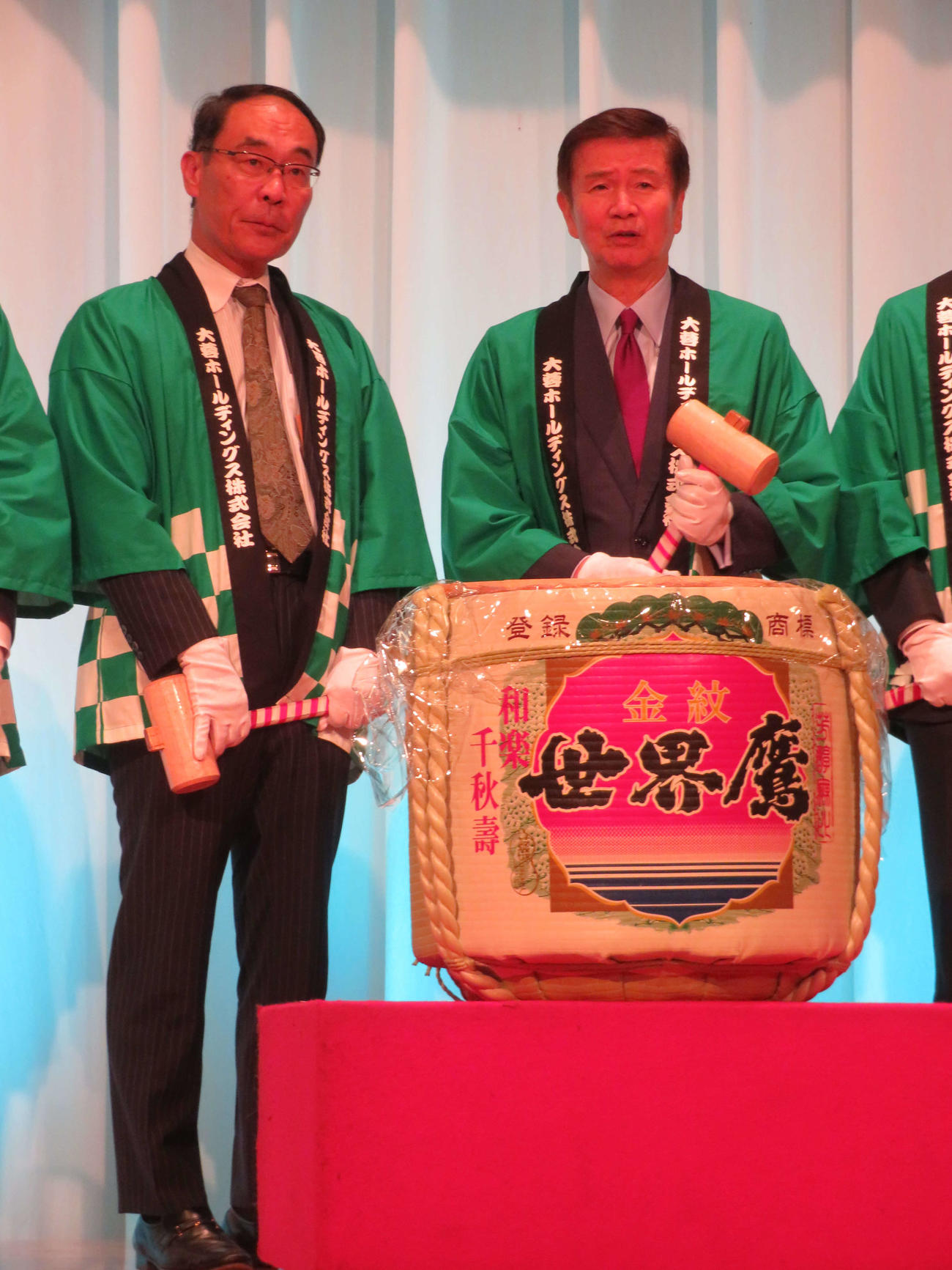 大蓉ホールディングスグループの創立30周年記念式典で鏡開きをする、埼玉県の大野元裕知事（左）と森田健作（撮影・村上幸将）