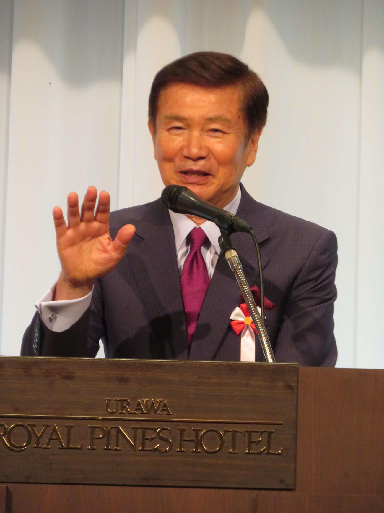 大蓉ホールディングスグループの創立30周年記念式典であいさつする森田健作（撮影・村上幸将）
