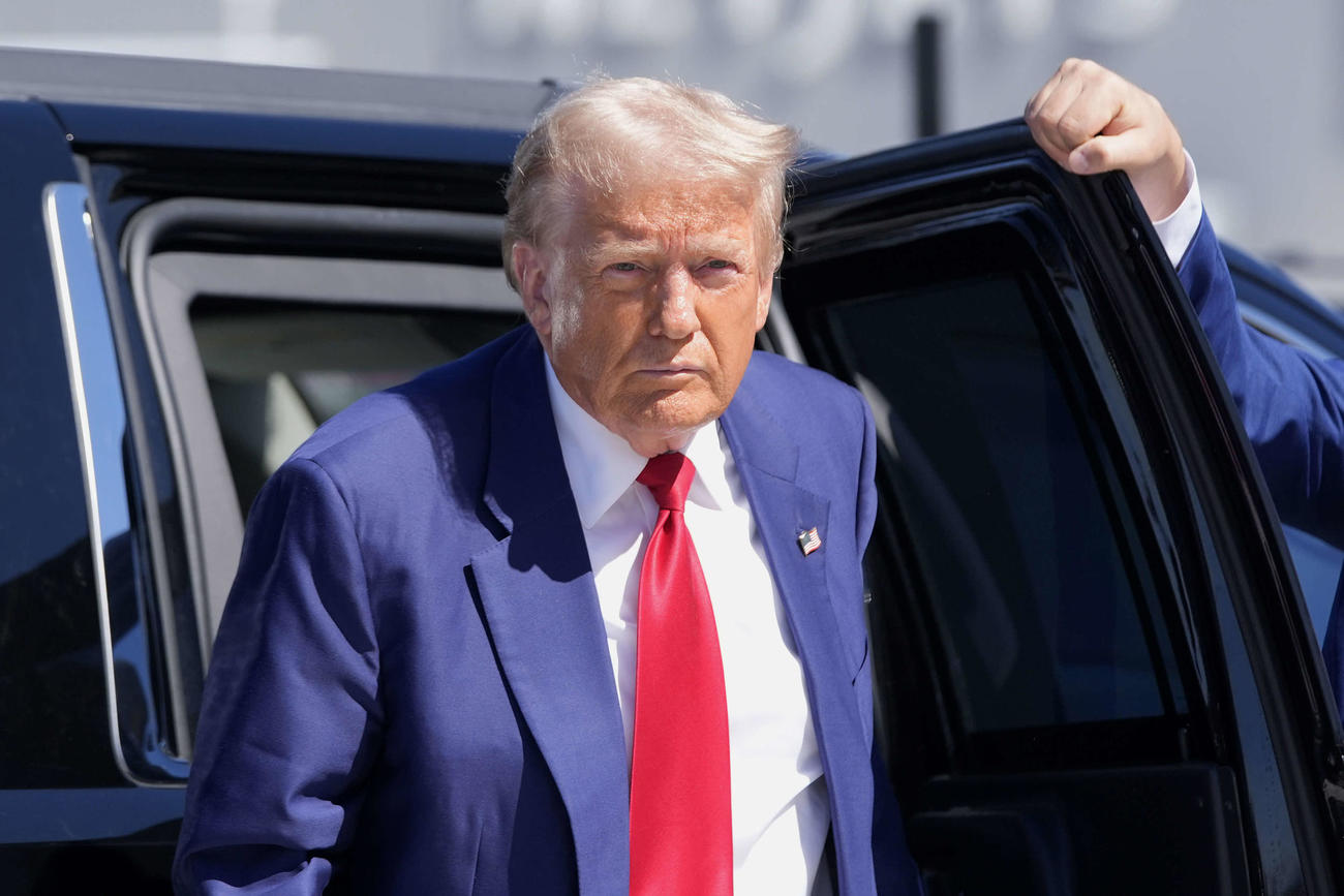 14日、米大統領選の選挙活動後、ラスベガスの空港に到着したトランプ前大統領（AP＝共同）