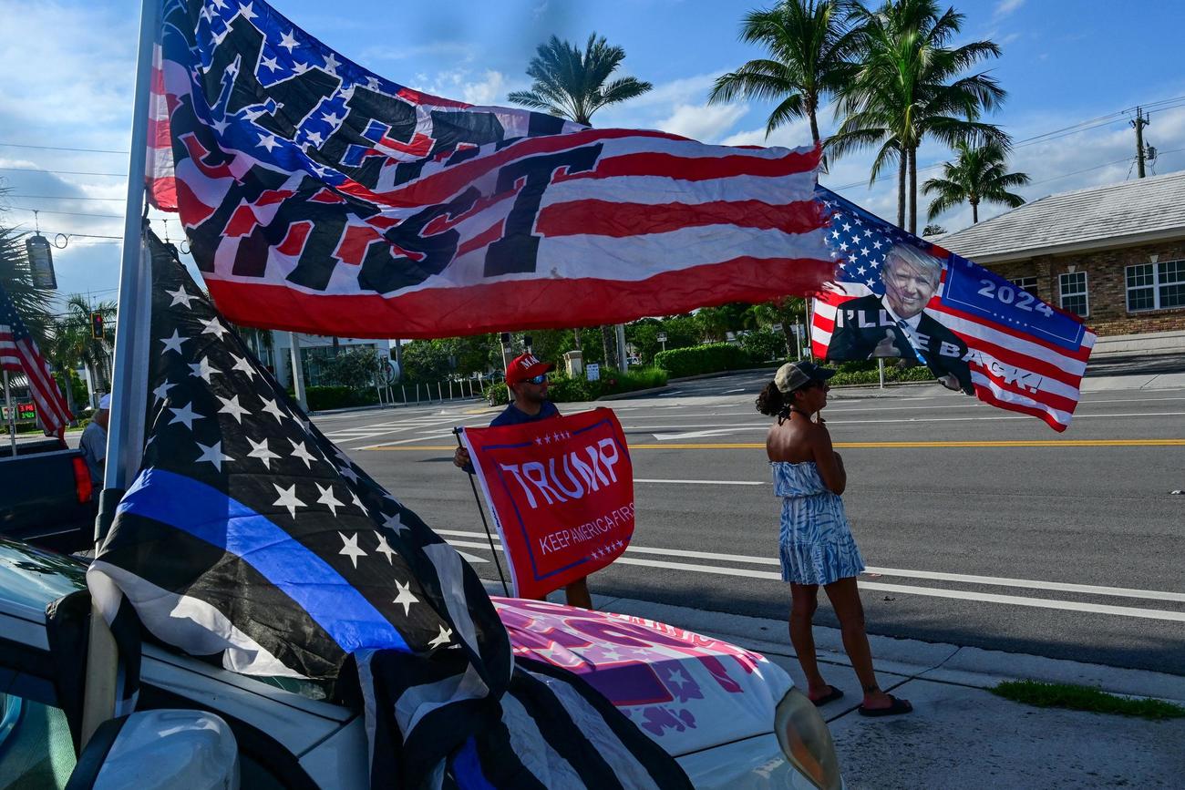 トランプ氏が、銃撃事件の現場となったトランプ・インターナショナル・ゴルフクラブから米フロリダ州パームビーチの自宅マール・アー・ラゴに戻った後、トランプ支持者たちがマール・アー・ラゴの周りに集まった=2024年9月15日(ロイター)
