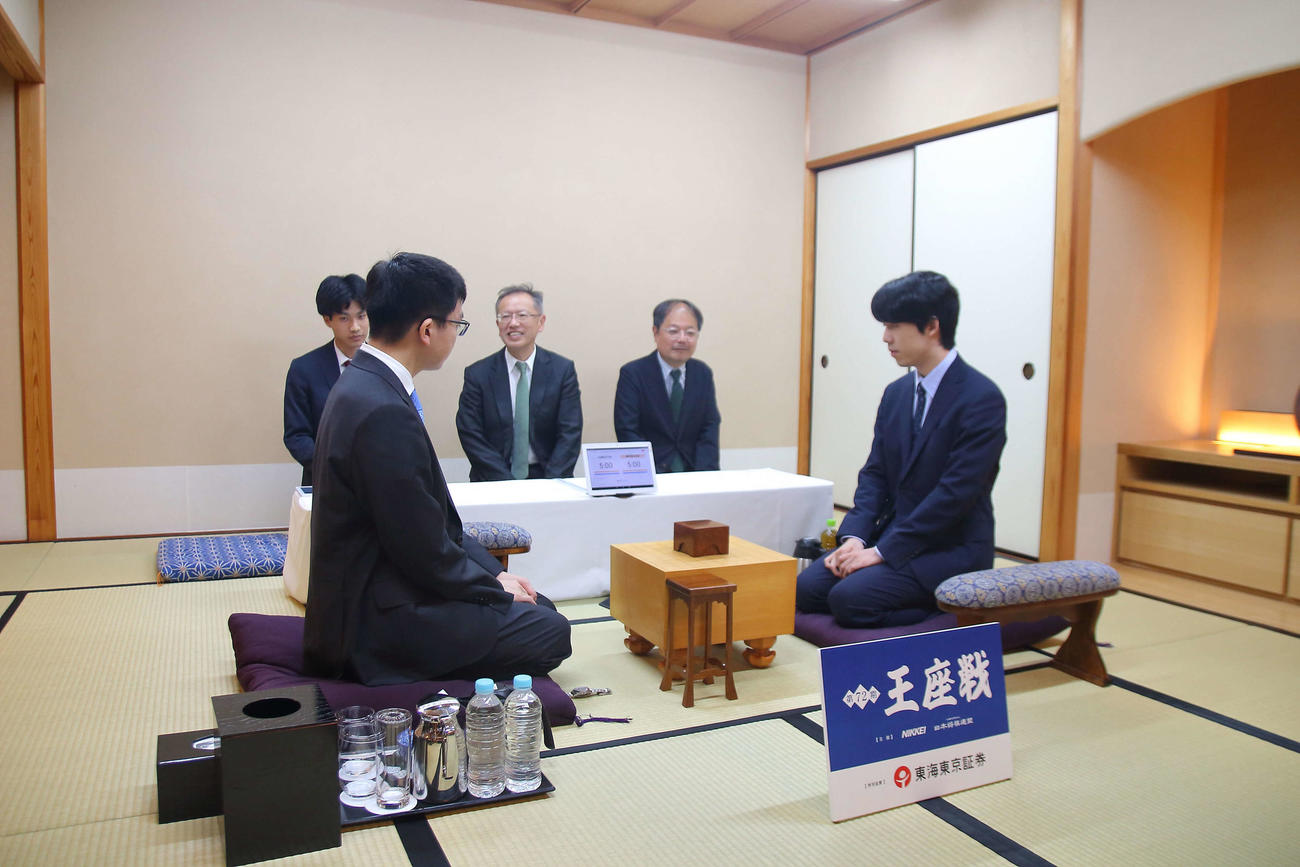 名古屋市「名古屋マリオットアソシアホテル」で前日検分を行った藤井聡太王座（右）、永瀬拓矢九段（日本将棋連盟提供）