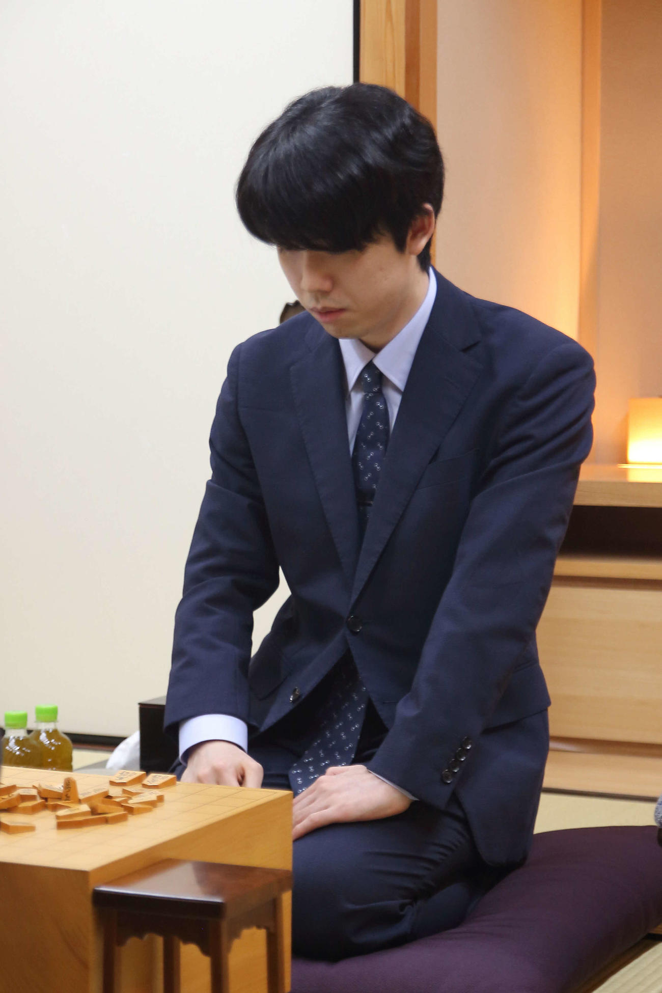 名古屋市「名古屋マリオットアソシアホテル」で前日検分を行った藤井聡太王座（日本将棋連盟提供）