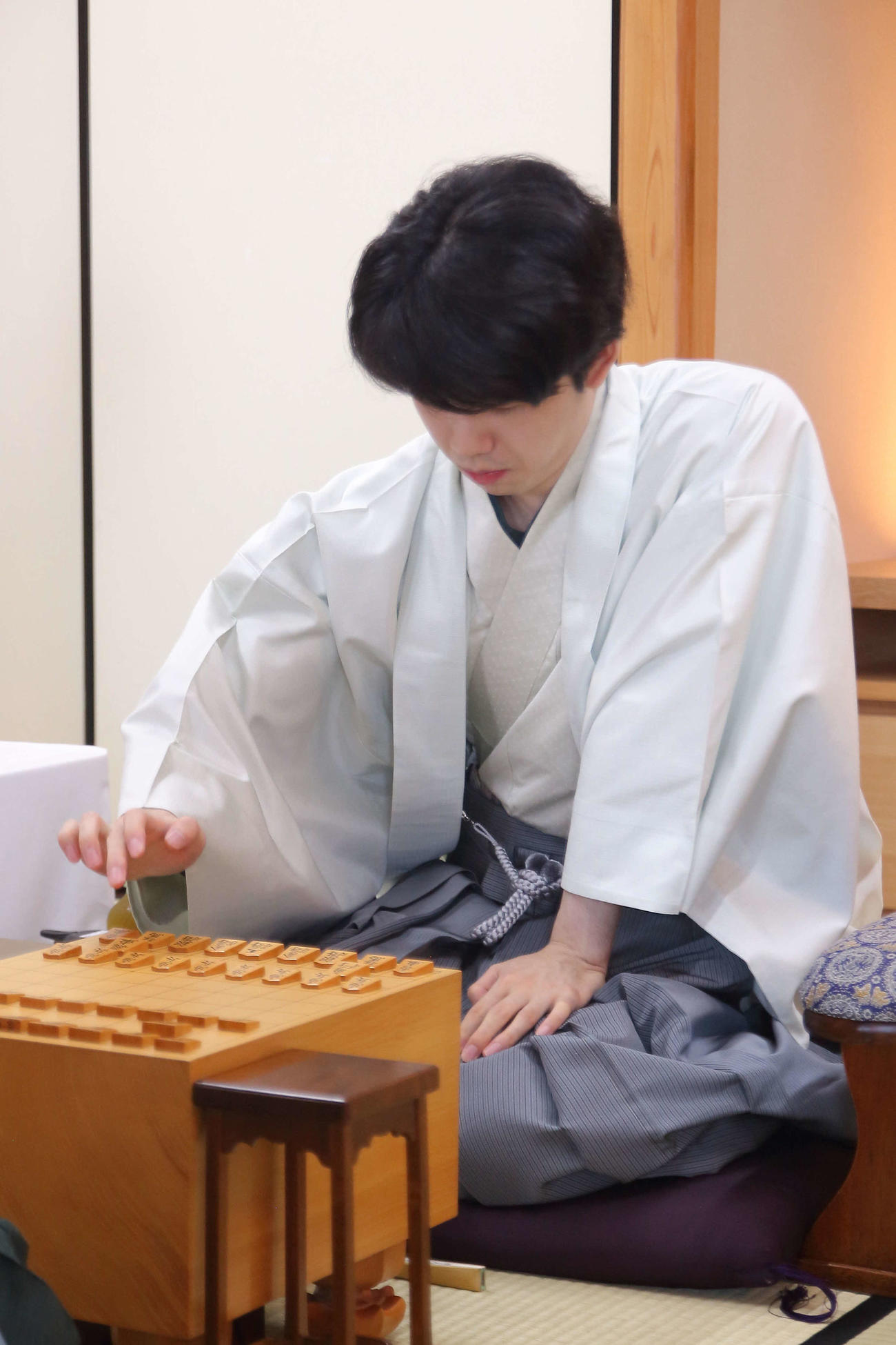 王座戦5番勝負第2局に臨んだ藤井聡太王座（日本将棋連盟提供）