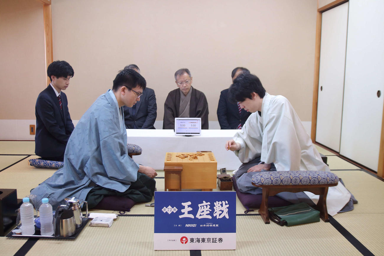 王座戦5番勝負第2局に臨んだ藤井聡太王座（右）、永瀬拓矢九段（日本将棋連盟提供）